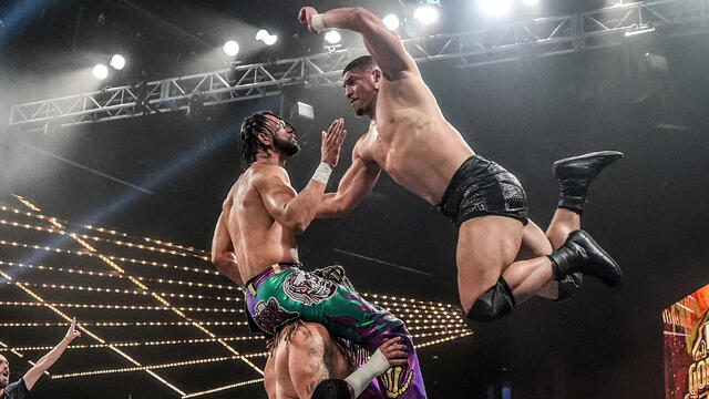 टैग टीम टाइटल बरकरार रखने के लिए डार्कस्टेट ने जेवॉन इवांस और लियोन स्लेटर को हराया: NXT गोल्ड रश 2025 हाइलाइट्स डब्ल्यूडब्ल्यूई फोटो