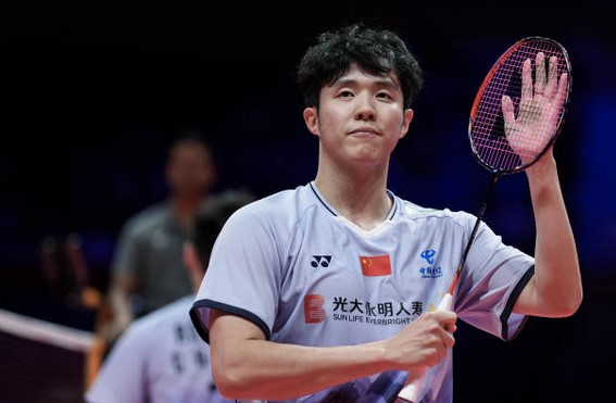 अपनी पूर्व प्रेमिका द्वारा निजी चैट संदेशों को उजागर करने, धोखाधड़ी, जुआ खेलने और राष्ट्रीय टीम के कोचों और टीम के साथियों का अपमान करने के आरोपों का खुलासा करने के बाद हे जिटिंग आलोचनाओं के घेरे में आ गए हैं। पूर्व प्रेमिका के अनुसार, उसका निर्णय "अनावृत करना" उनका जन्म एक महिला प्रशंसक से रोलेक्स घड़ी स्वीकार करने और खुले तौर पर यह स्वीकार करने से हुआ कि वह अधिक 