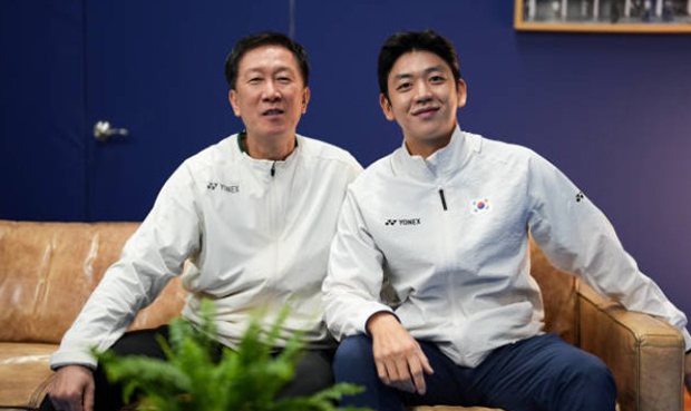 दो कोरियाई बैडमिंटन दिग्गज-पार्क जू-बोंग (बाएं) और ली योंग-डे-ने 2025 ऑल इंग्लैंड में एक साथ एक पल साझा किया। कोच पार्क को शुभकामनाएं, क्योंकि वह टीम कोरिया का मार्गदर्शन करते हुए अपनी नई यात्रा पर निकल रहे हैं। (फोटो: एएफपी)