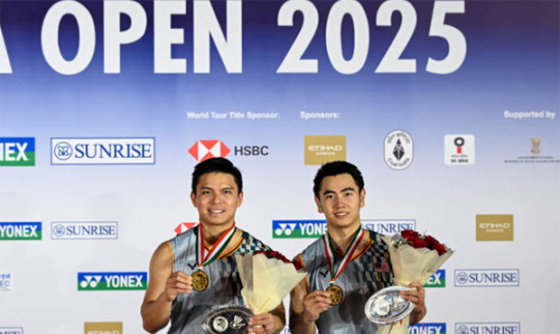 गोह सेज़ फ़ेई और नूर इज़ुद्दीन को नई विश्व नंबर 1 पुरुष युगल जोड़ी बनने पर बधाई! (फोटो: एएफपी)