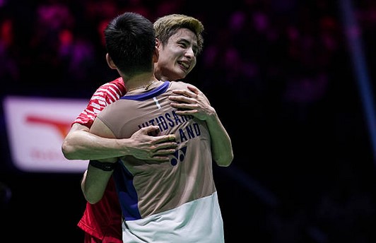 पेरिस में 2025 बैडमिंटन विश्व चैंपियनशिप में एक ऐतिहासिक पुरुष एकल फाइनल के बाद कुनलावुत विटिडसर्न द्वारा शी यू क्यूई को बधाई दी गई। (फोटो: एएफपी)
