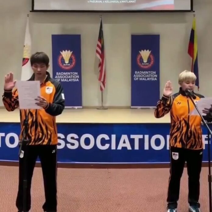 शपथ ग्रहण समारोह के दौरान चेन तांग जी और तोह ई वेई ने कप्तान के रूप में मलेशिया की एसईए गेम्स बैडमिंटन टीम का नेतृत्व किया। (बीएएम)