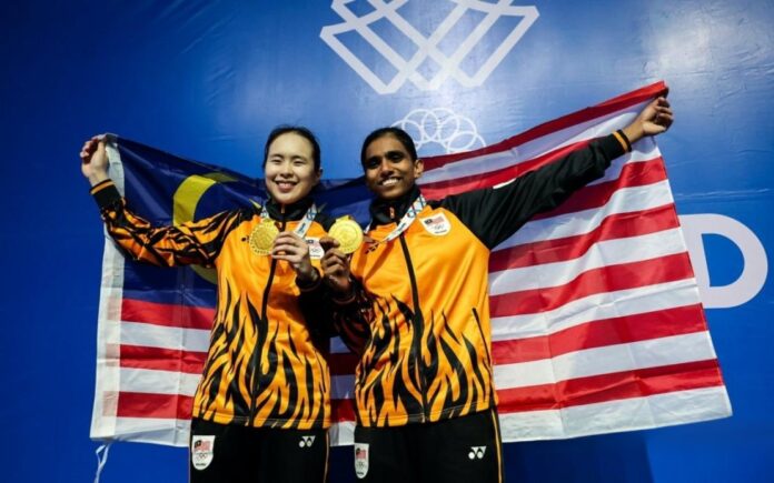 पर्ली टैन-थिनाह मुरलीधरन 2025 थाईलैंड एसईए गेम्स में महिला युगल का स्वर्ण पदक जीतने के बाद जश्न मनाते हुए। (फोटो: बरनामा)