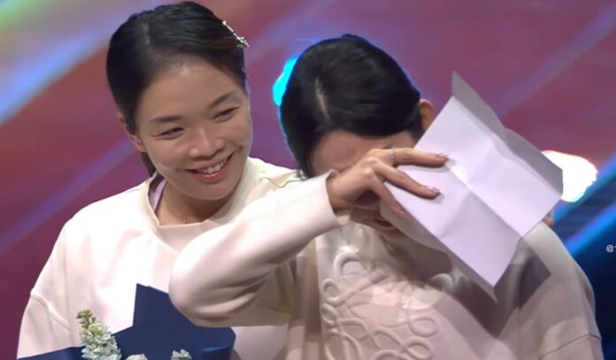 सेवानिवृत्ति समारोह के दौरान चेन किंगचेन को संबोधित करते हुए जिया यिफ़ान रो पड़ीं। (फोटो: बीडब्ल्यूएफ)