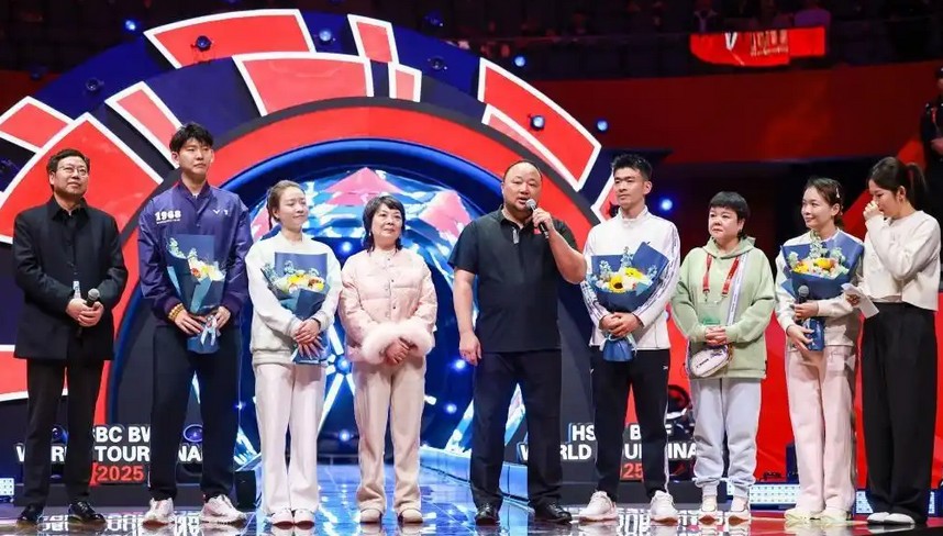 झांग जून ने चेन किंगचेन, झेंग सिवेई, हुआंग याकियोंग और लियू युचेन के सेवानिवृत्ति समारोह में श्रद्धांजलि भाषण दिया। (फोटो: बीडब्ल्यूएफ)