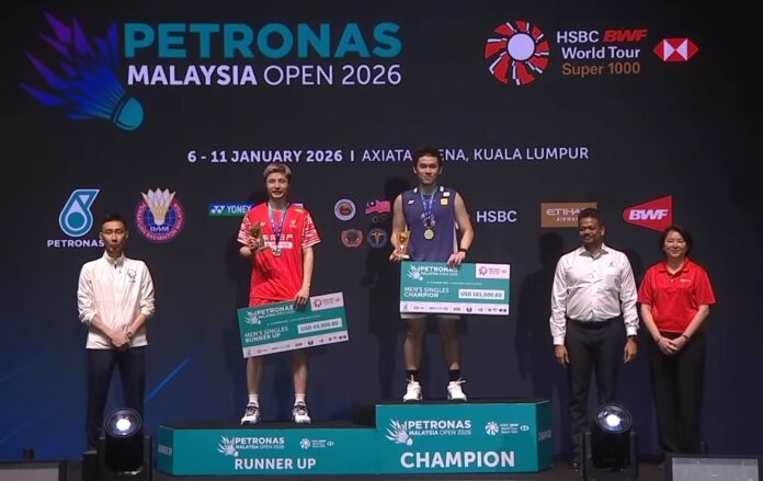 बैडमिंटन के दिग्गज ली चोंग वेई ने कुनलावुत विटिडसर्न को 2026 मलेशिया ओपन ट्रॉफी सौंपी। (फोटो: शी टैंग/गेटी इमेजेज़)