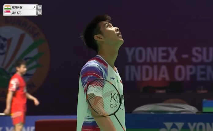सिंगापुर के लोह कीन यू ने 2026 इंडिया ओपन में एचएस प्रणॉय के खिलाफ दूसरे दौर के मैच के दौरान खेल रोक दिया और उस पक्षी को घूरकर देखा, जिसने उनके कोर्ट पर शिकार किया था। (फोटो: बीडब्ल्यूएफ)