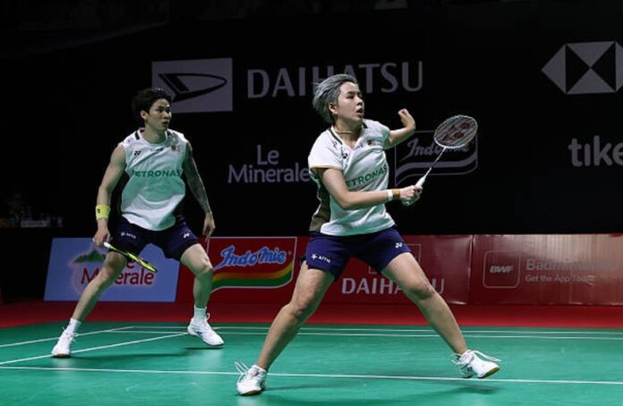 मलेशिया के चेन तांग जी और तोह ई वेई ने टेरी ही-ग्लोरिया इमानुएल विदजाजा को हराकर 2026 इंडोनेशिया मास्टर्स के सेमीफाइनल में प्रवेश किया। (फोटो: एएफपी)