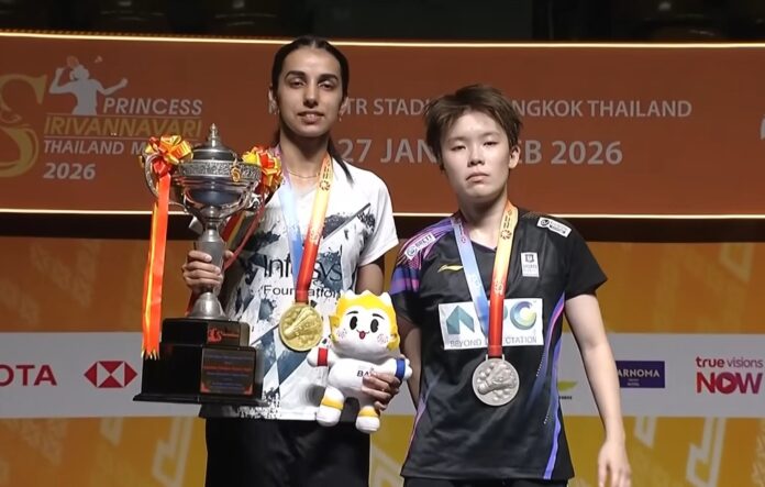 गोह जिन वेई को थाईलैंड मास्टर्स फाइनल में रिटायर होने के लिए मजबूर किया गया, पुरस्कार समारोह के दौरान देविका सिहाग के साथ तस्वीरें खिंचवाईं। (फोटो: बीडब्ल्यूएफ)