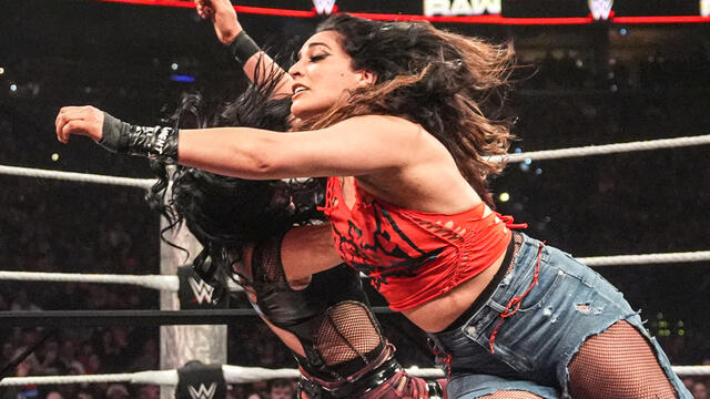 स्टेफ़नी वैकर बनाम रक़ेल रोड्रिग्ज | महिला विश्व खिताब फिली स्ट्रीट फाइट: रॉ हाइलाइट्स डब्ल्यूडब्ल्यूई फोटो