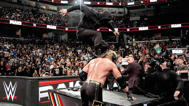 द विज़न द्वारा द उसोज़ और एलए नाइट को हराने के बाद नकाबपोश हमलावर का हमला: रॉ हाइलाइट्स डब्ल्यूडब्ल्यूई फोटो