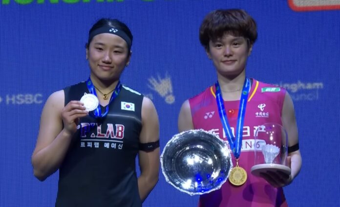 एन से यंग (बाएं) और वांग झीयी बर्मिंघम में 2026 ऑल इंग्लैंड पुरस्कार समारोह में एक साथ पोज़ देते हुए। (फोटो: बीडब्ल्यूएफ)