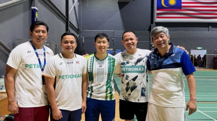 कुआलालंपुर में बैडमिंटन मलेशिया अकादमी (एबीएम) में एक सत्र के दौरान मार्कस फर्नाल्डी गिदोन मलेशियाई राष्ट्रीय बैडमिंटन खिलाड़ियों के साथ प्रशिक्षण लेते हैं। (फोटो: मार्कस फर्नाल्डी गिदोन का फेसबुक)