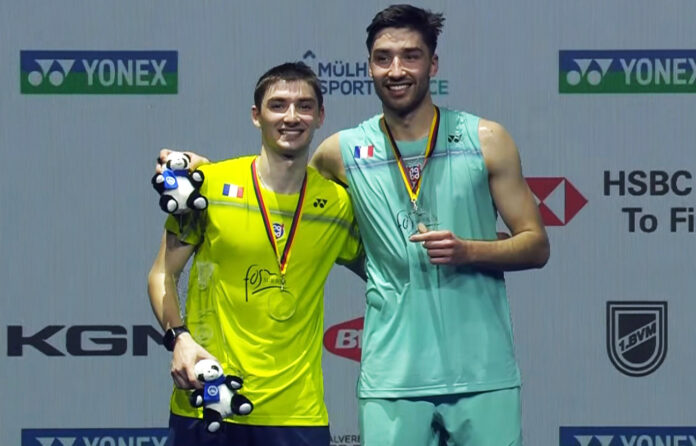 क्रिस्टो पोपोव (बाएं) 2026 जर्मन ओपन में पुरस्कार समारोह के दौरान टोमा जूनियर पोपोव के साथ तस्वीरें खिंचवाते हुए। (फोटो: बीडब्ल्यूएफ)