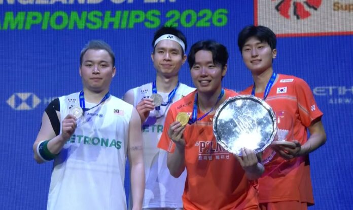 2026 ऑल इंग्लैंड पुरस्कार समारोह के दौरान किम वोन-हो/सियो सेउंग-जे और आरोन चिया/सोह वूई यिक तस्वीर के लिए पोज़ देते हुए। (फोटो: बीडब्ल्यूएफ)