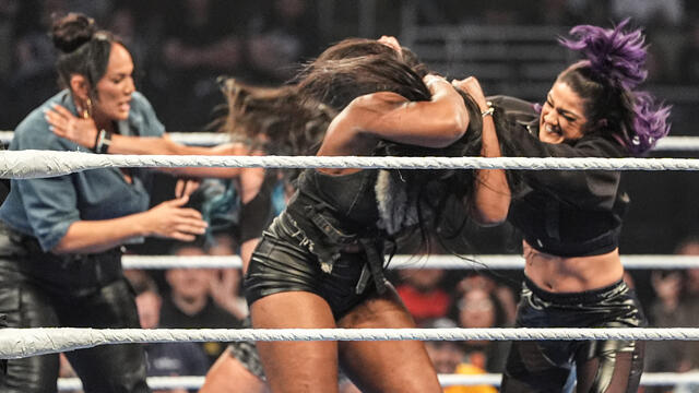 इरेज़िस्टेबल फ़ोर्सेज़ के चैलेंजर्स ने उन्हें रिंग से बाहर कर दिया: स्मैकडाउन हाइलाइट्स डब्ल्यूडब्ल्यूई फोटो