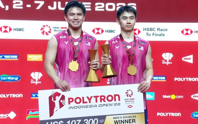 जकार्ता में 2026 इंडोनेशिया ओपन बैडमिंटन पुरुष युगल खिताब जीतने के बाद गोह सेज़ फ़ेई और नूर इज़ुद्दीन रुमसानी अपनी ट्रॉफी के साथ पोज़ देते हुए। (फोटो: बीडब्ल्यूएफ)